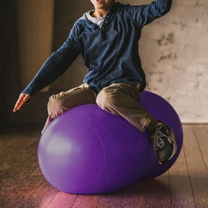 ballon de yoga cacahuète, un garçon assis sur un ballon en tenant son équilibre