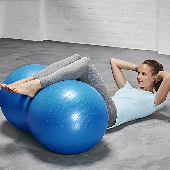 ballon de yoga cacahuète, une femme couchée sur le dos et les jambes sur  le ballon avec les mais sous la tête qui legerement soulever au dessus des épaules