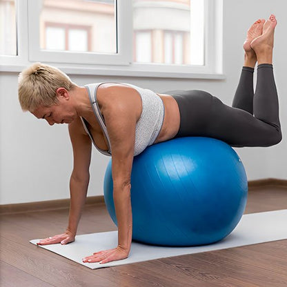 Ballon de yoga, une femme allongé à plat ventre sur le ballon