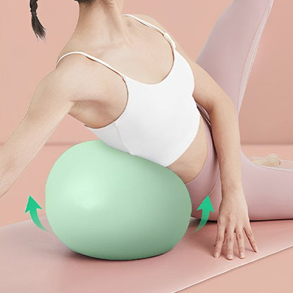 ballon de gym, une femme assise en position incliné sur un ballon  de gym