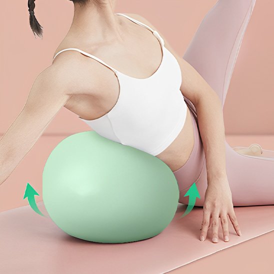ballon yoga, une femme assise en position incliné sur un ballon  de gym