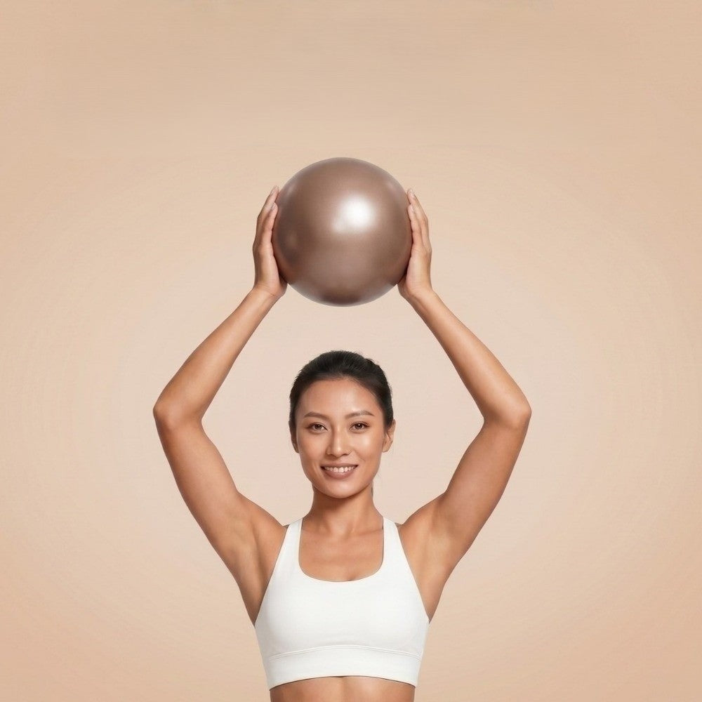 ballon de yoga, femme lève un ballon au dessus de la tête