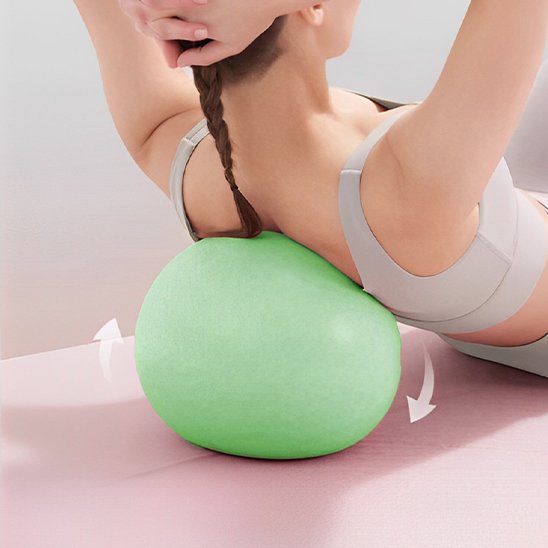ballon de gym, une femme appuie son dos sur le ballon vert 