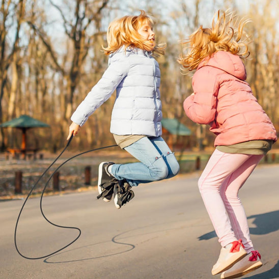 Les enfants jouent avec la corde à sauter