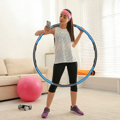 une femme qui prend un selfie avec son hua hoop