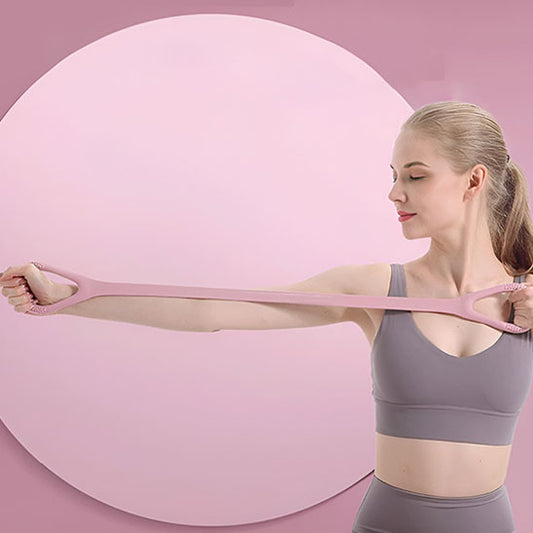 femme étire le bras avec bande elastique