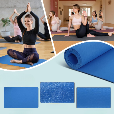 femmes font le yoga sur les tapis