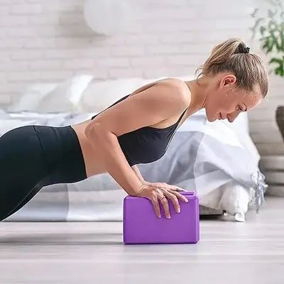 femme appuie due une brique violet
