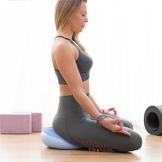 femme assis sur tapis pilate fait le yoga