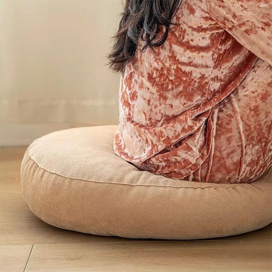  femme assise sur Zafu dos droit