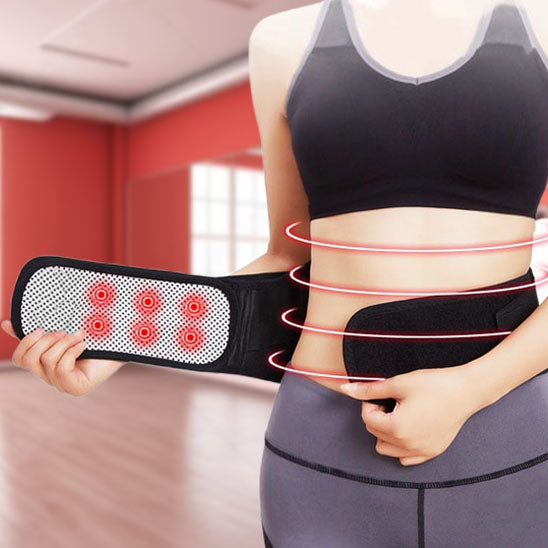 Femme entoure la ceinture lombaire autour de son dos
