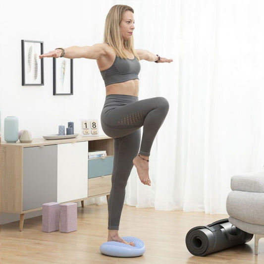 femme en equilibre sur tapis ppilate