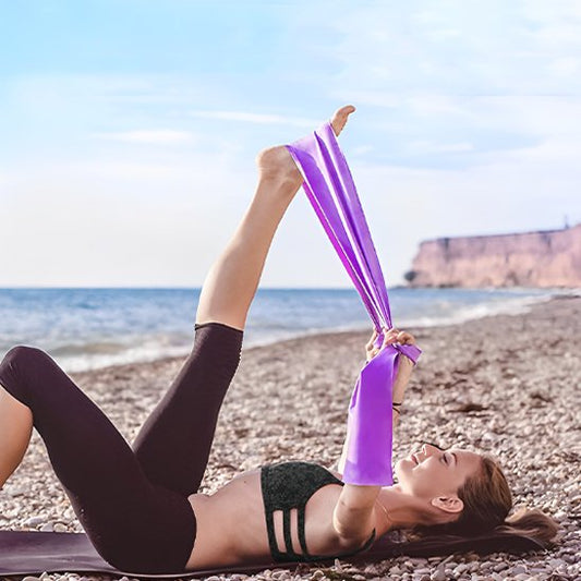 femme étire les jambes avec Élastique musculation 