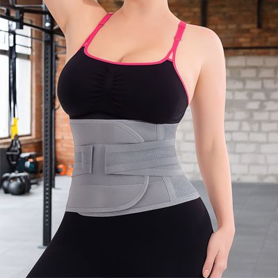 femme maintien son dos droit avec Ceinture lombaire
