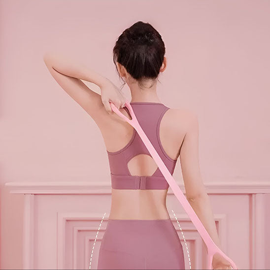 femme maintient l'equilibre avec la bande elastique