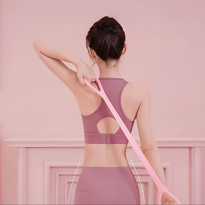 femme maintient l'equilibre avec la bande elastique