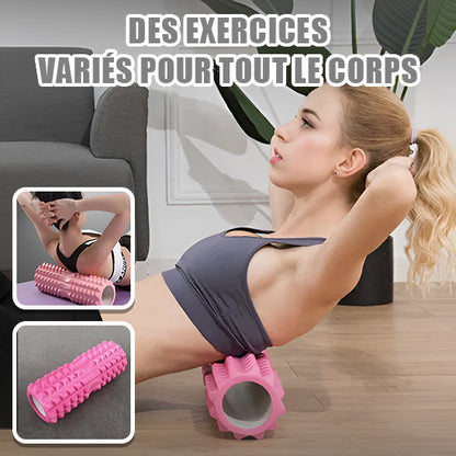 femme fait le massage de dos avec le rouleau massage