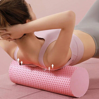 une femme fait le massage de dos avec le rouleau