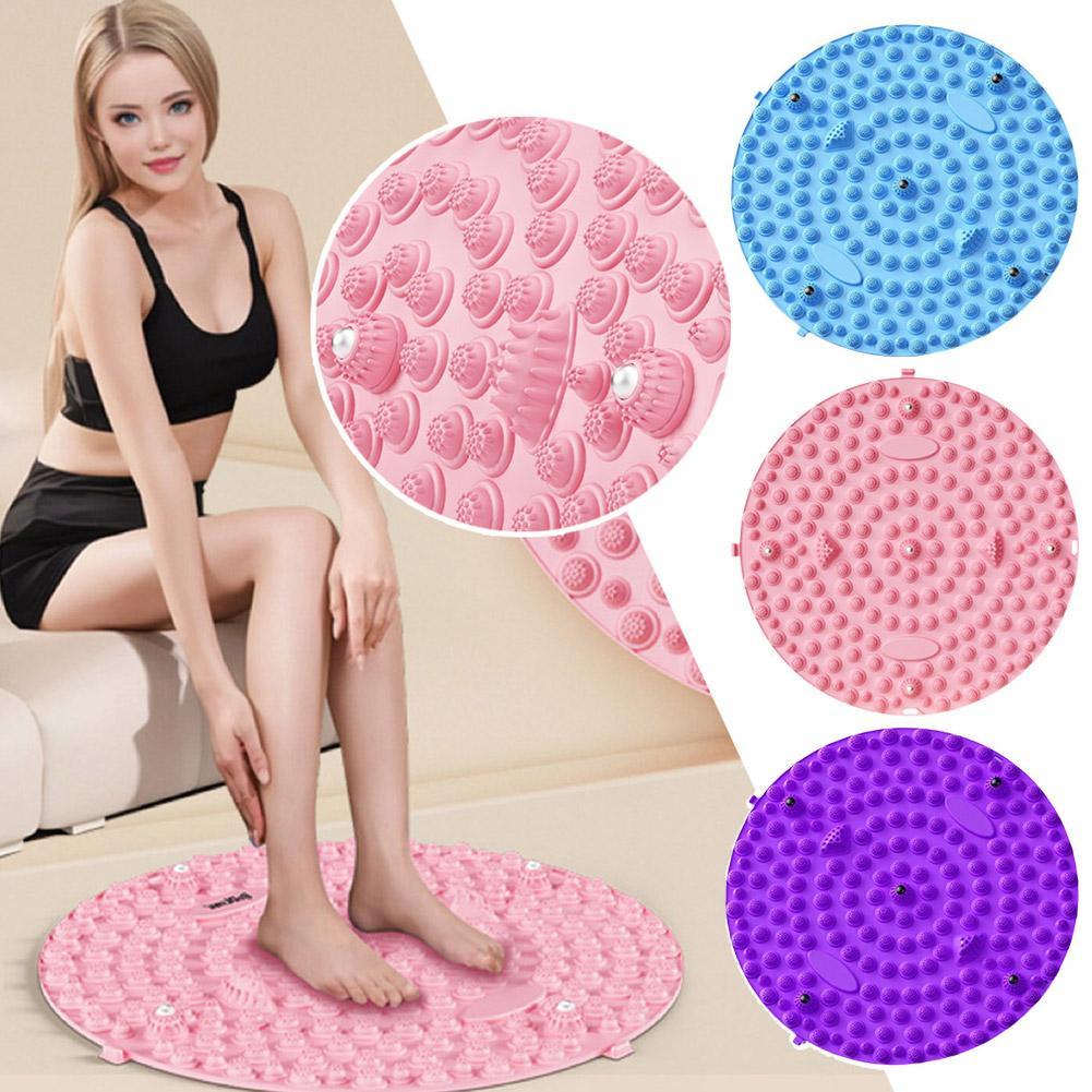 femme fait le massage des pieds avec le tapis d'acupression