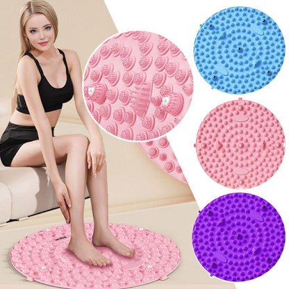 femme fait le massage des pieds avec le tapis d'acupression