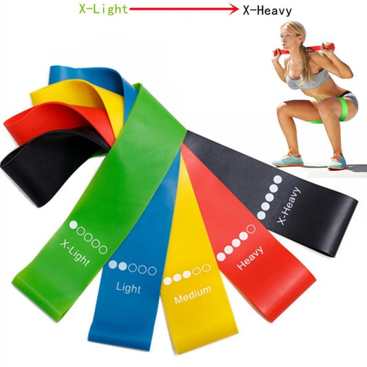 femme en position squat a l'aide de l'elastique musculation