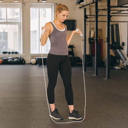une femme qui prépare son entrainement avec la corde a sauter