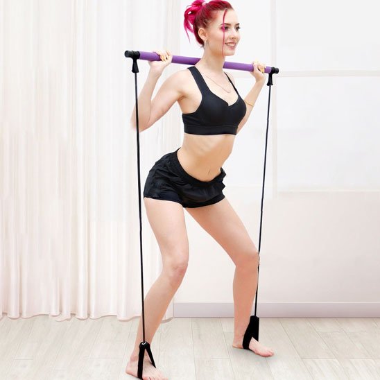 femme pratique exercice Pilate avec Élastique musculation 