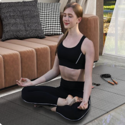 femme pratique le yoga