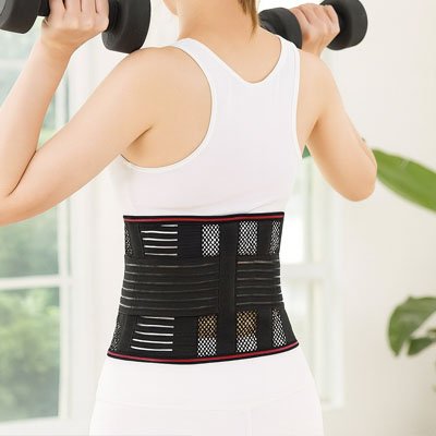 femme s'entraine avec Ceinture lombaire autour du dos