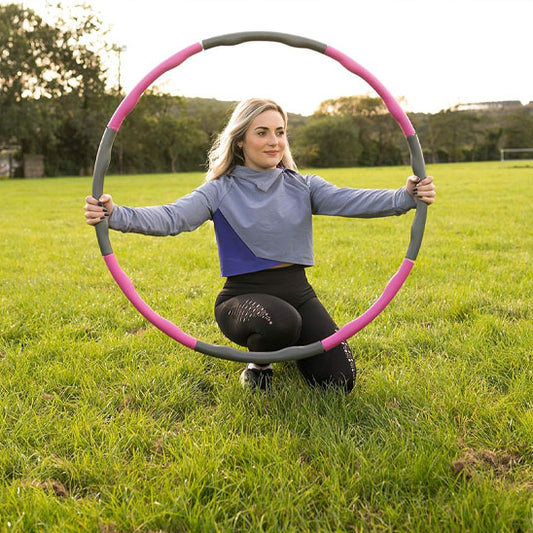 femme tient un cerceau rose dans la nature