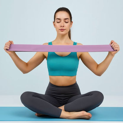 Femme tire un elastique de résistance mauve 40 lb avec les yeux fermés et les jambes croisées. 
