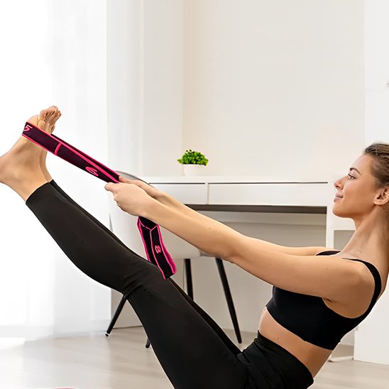 femme tire ses pieds avec l'elastique