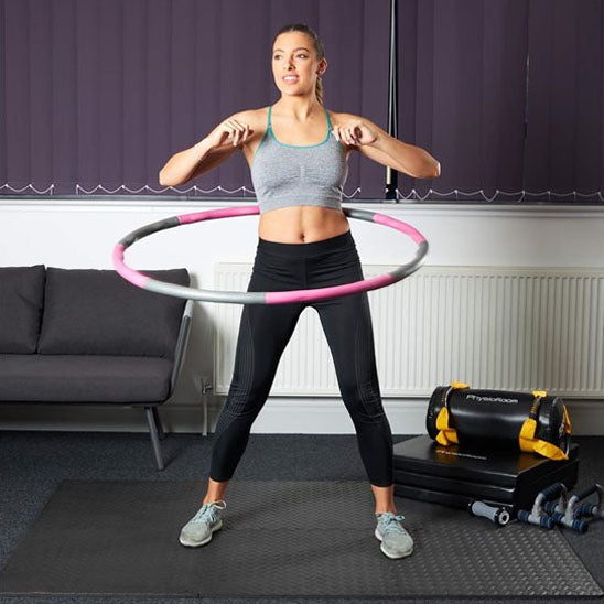 femme qui tourne hula hoop avec sa taille