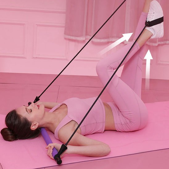 femme travaiile les jambes avec Élastique musculation 