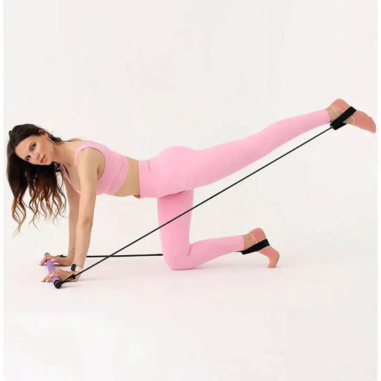 femme travaille les cuisses avec Élastique musculation 