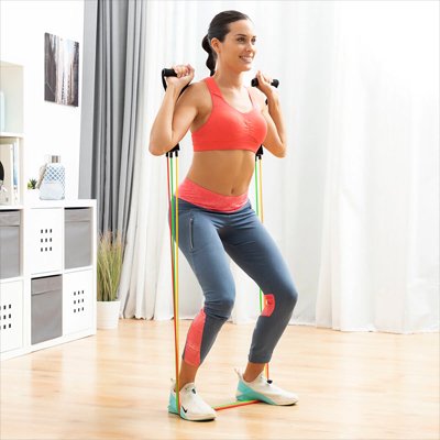 femme utilise 3 nivaux de résistance de l'Elastique musculation