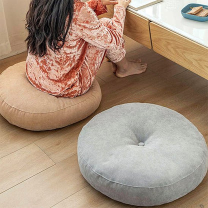 femme utilise Zafu comme chaise de sol