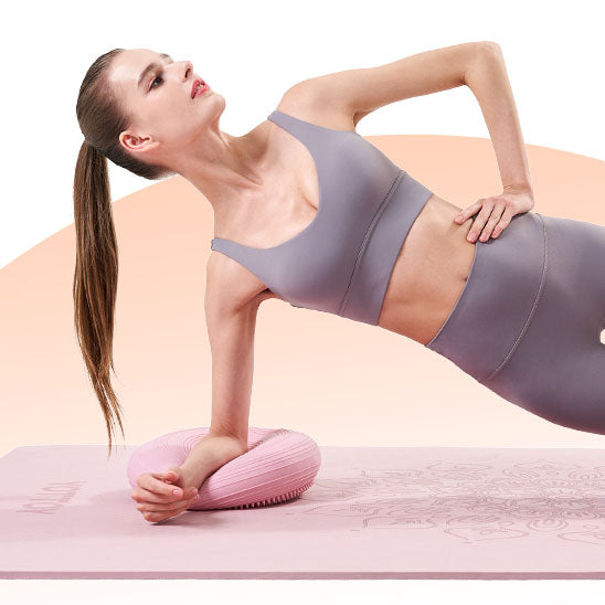 femme s'entraine sur tapis pilate
