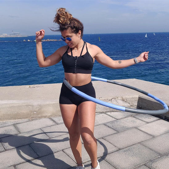 femme tourne un cerceau autour sa taille