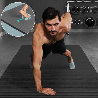 Homme s'entraine sur le tapis de yoga avec stabilités 
