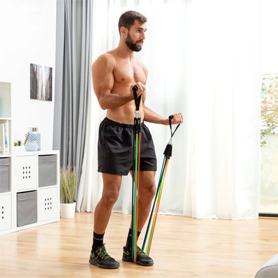 Homme fait la musculation avec Elastique musculation