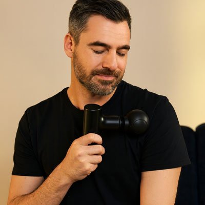 homme fait le massage avec Pistolet de massage 