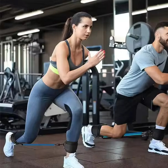 Homme et femme s'entrainent avec la bande de resitance
