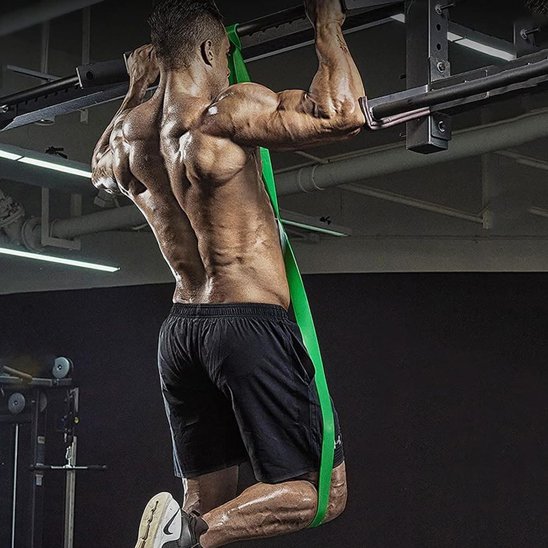 homme pratique musculation avec elastique musculation vert  résistance de 50 à 125 lbs