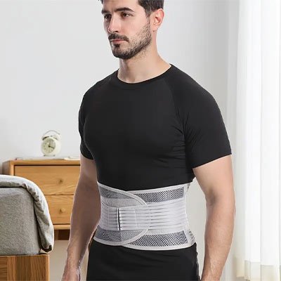homme protège son dos avec Ceinture lombaire 