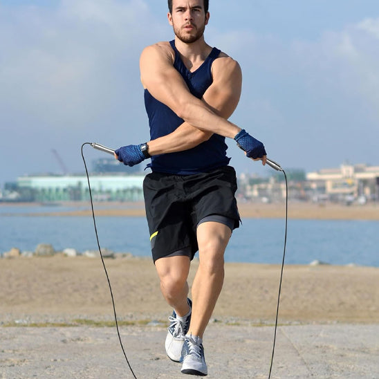 homme s'entraine avec la corde a sauter