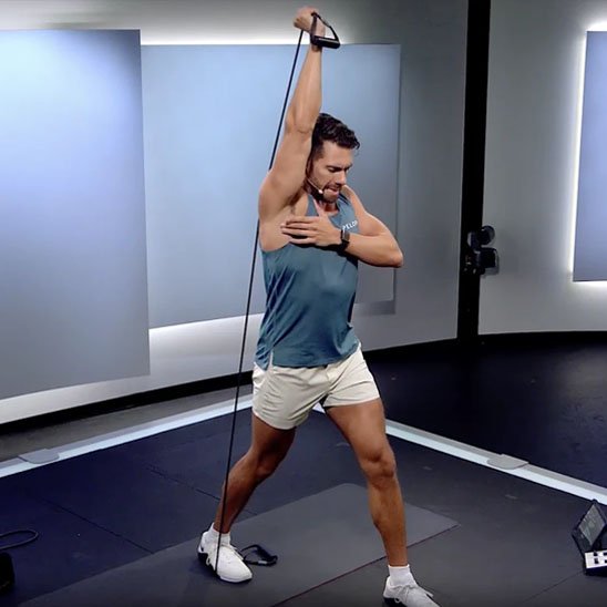 homme s'étire avec Elastique musculation​ 