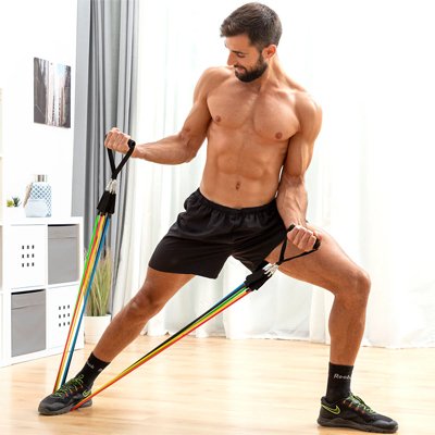 Homme s'étire avec l'elastique musculation
