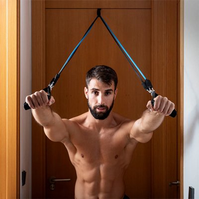 Homme travail le haut du corps avec Elastique musculation