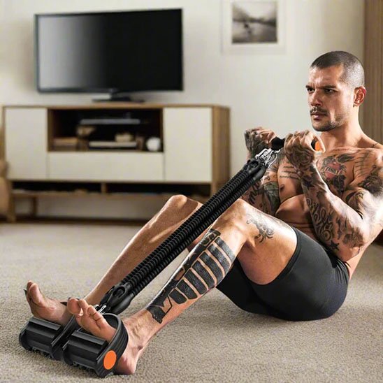 homme assis au sol les pieds à l'intérieur de l'elastique musculation et tire el poignet avec les mains 